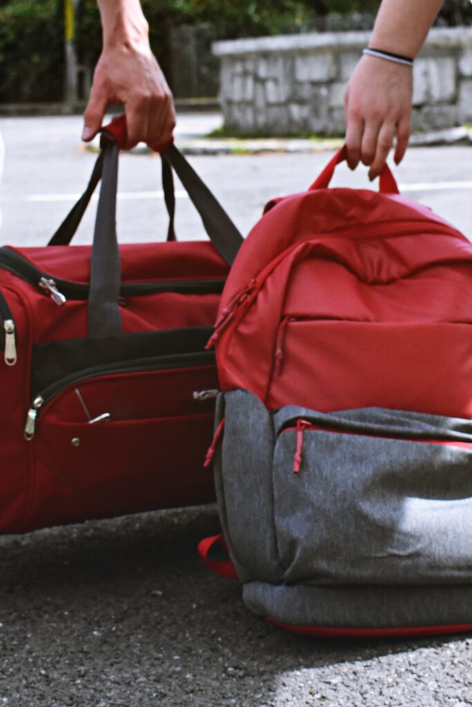 un sac à dos rouge et une valise rouge avec une poignet